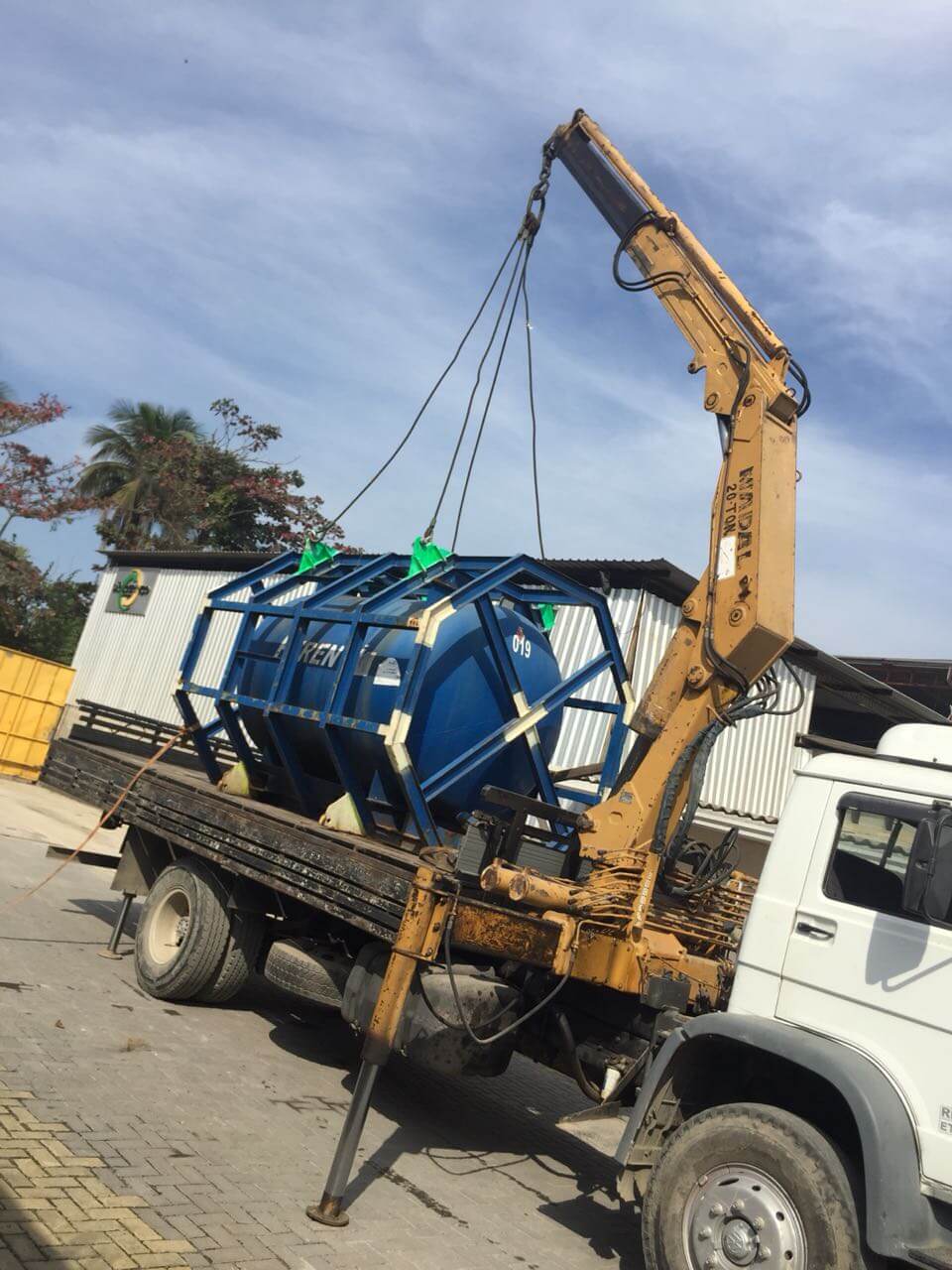 Caminhão fazendo transporte
